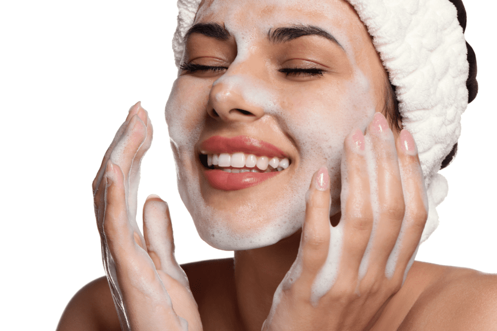 Rostro de mujer aplicando espuma limpiadora facial para eliminar impuresas