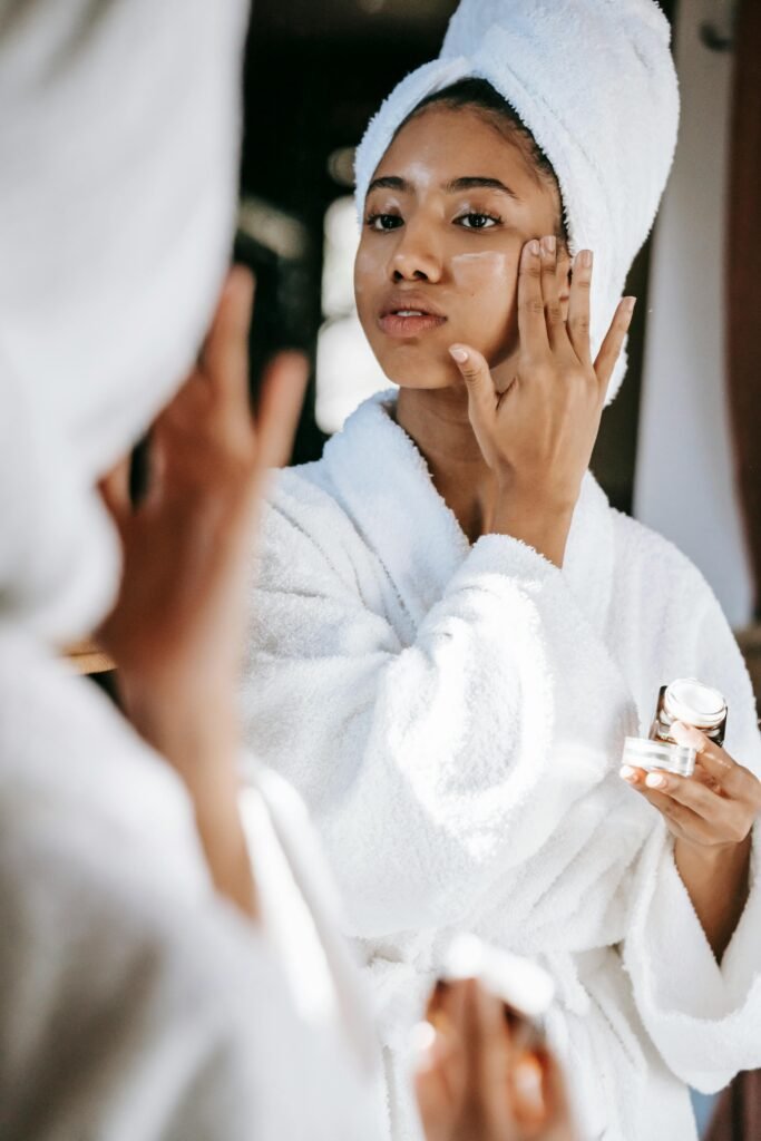 joven realizando su rutina de cuidado facial