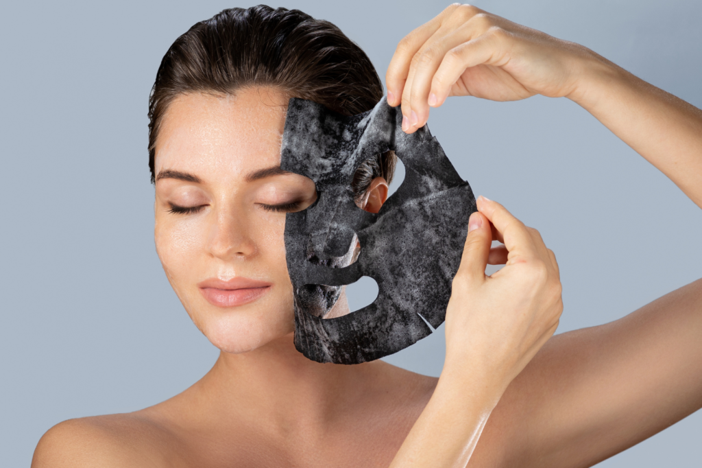 Mujer retirando mascarilla de carbon activado
