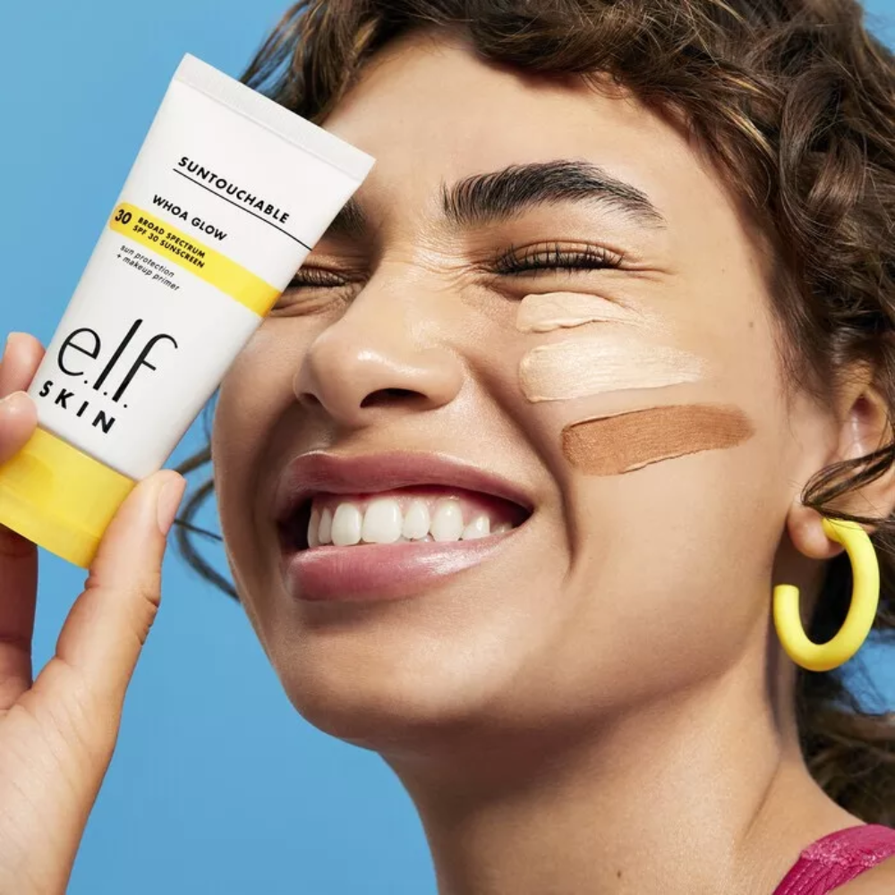 mujer usando Suntouchable-Whoa-Glow-SPF-30